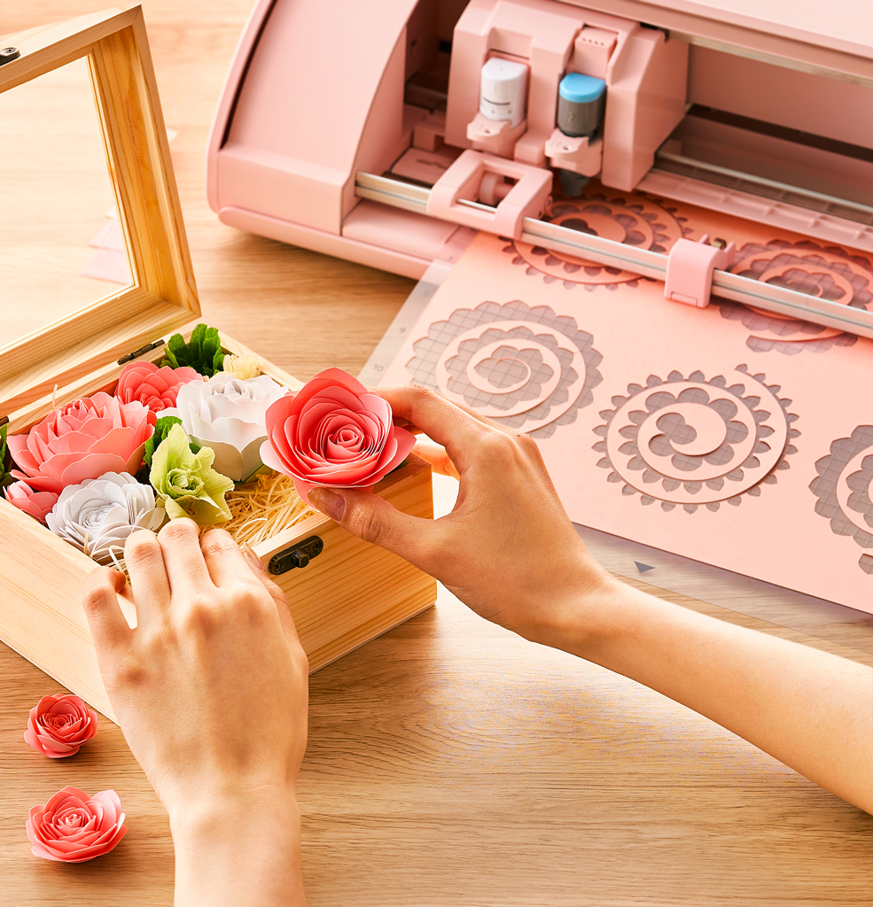 arreglo de rosas de cartulina con cameo 5